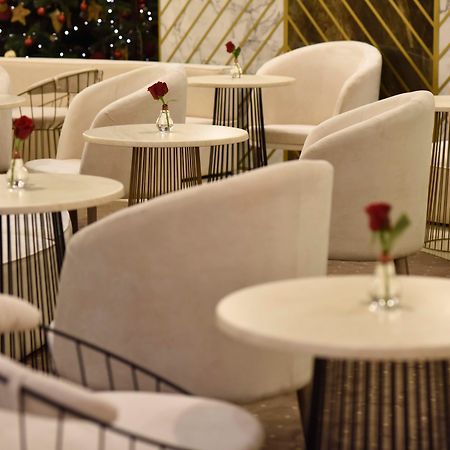 Intercontinental Hotel Bucharest, an IHG Hotel Esterno foto The interior of the lounge