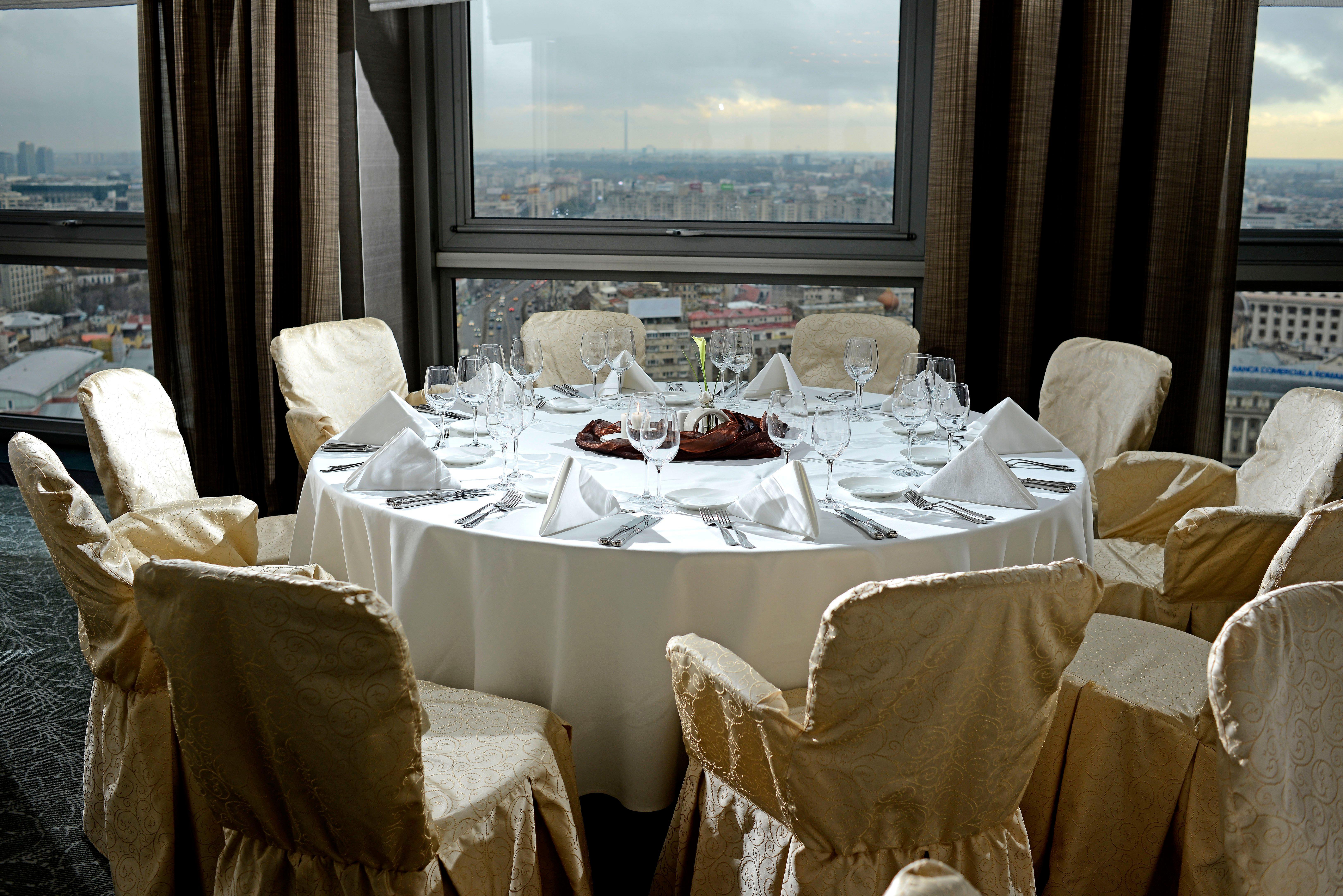 Intercontinental Hotel Bucharest, an IHG Hotel Servizi foto A table set for a formal dinner