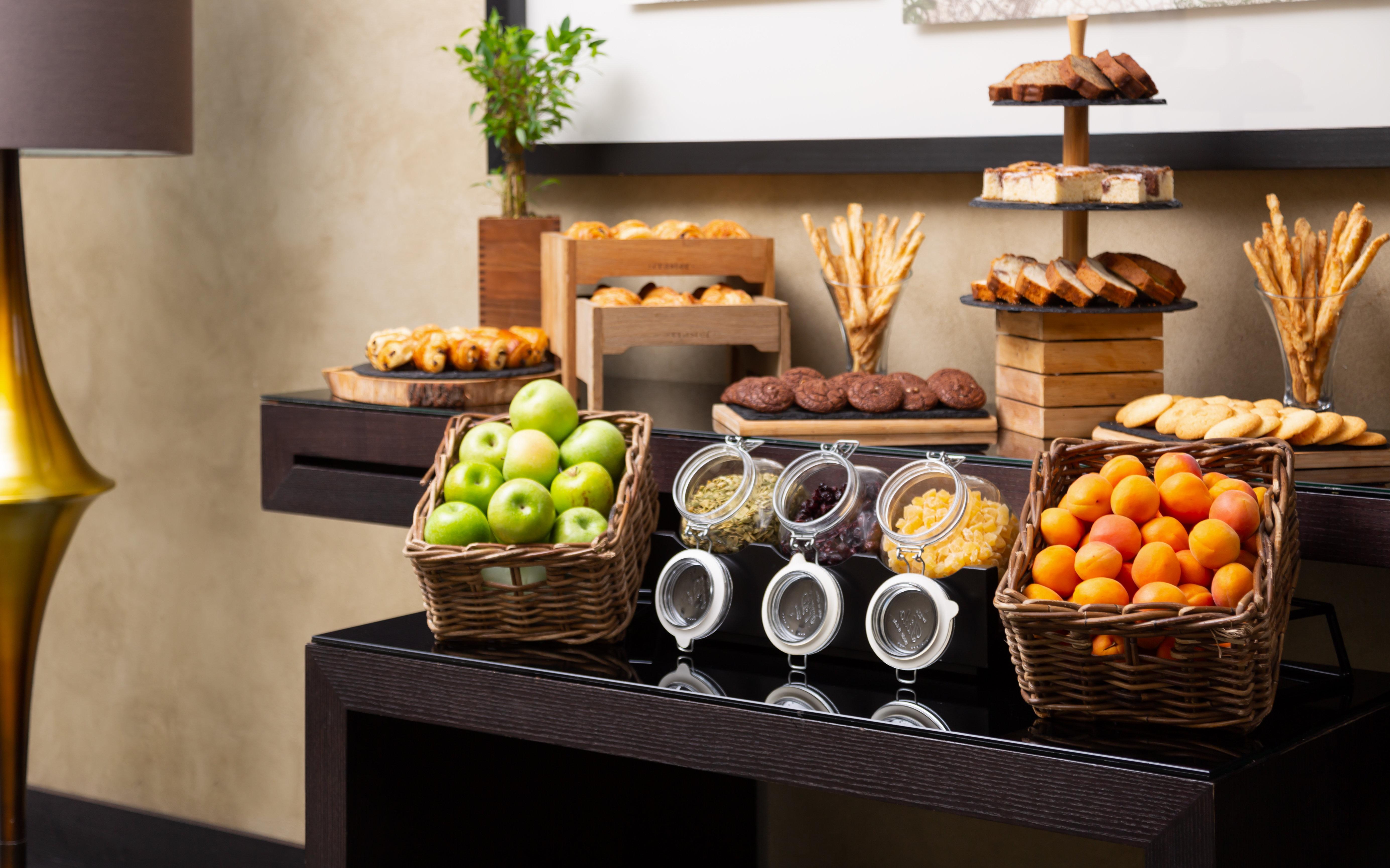 Intercontinental Hotel Bucharest, an IHG Hotel Esterno foto A breakfast buffet