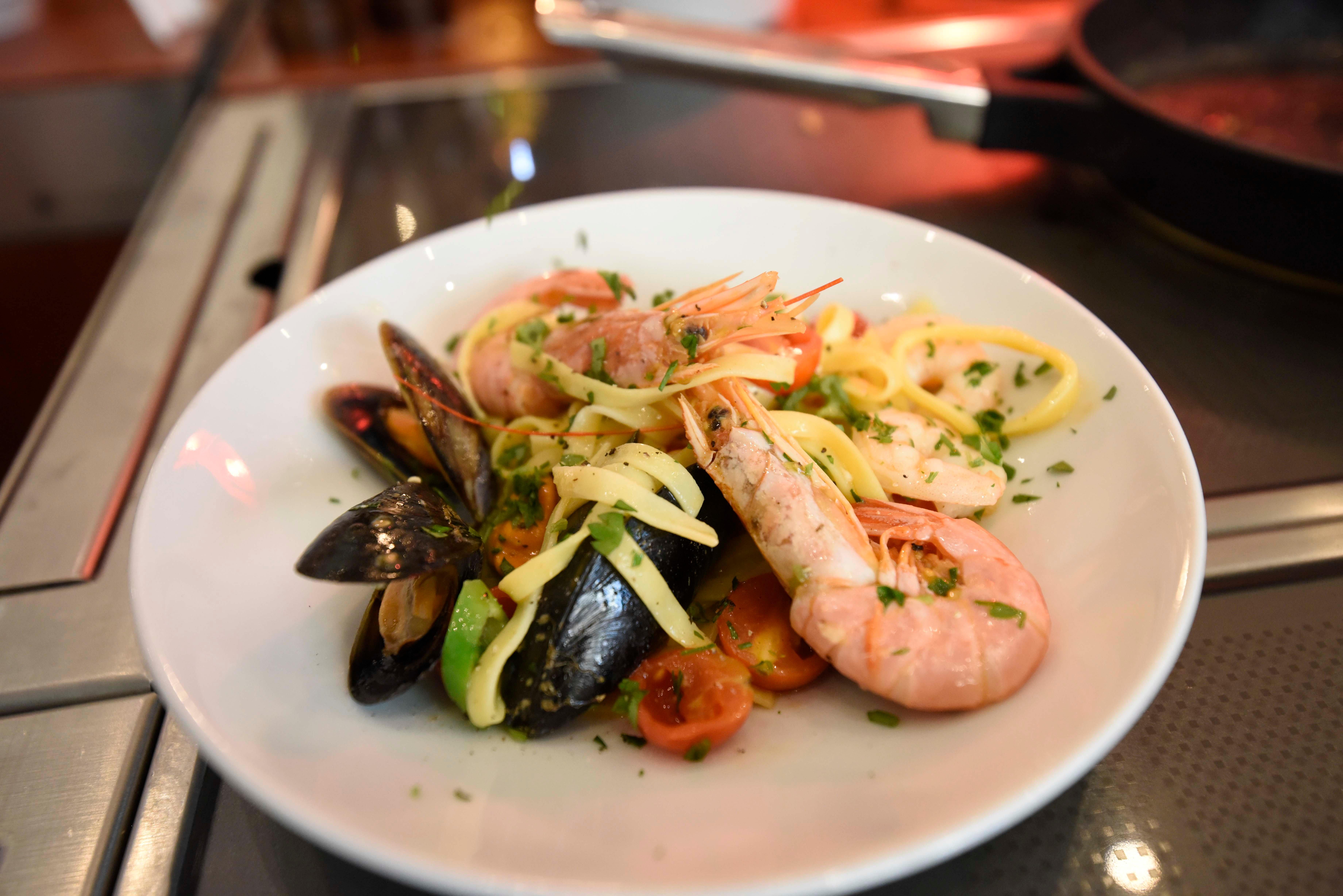 Intercontinental Hotel Bucharest, an IHG Hotel Esterno foto Seafood salad