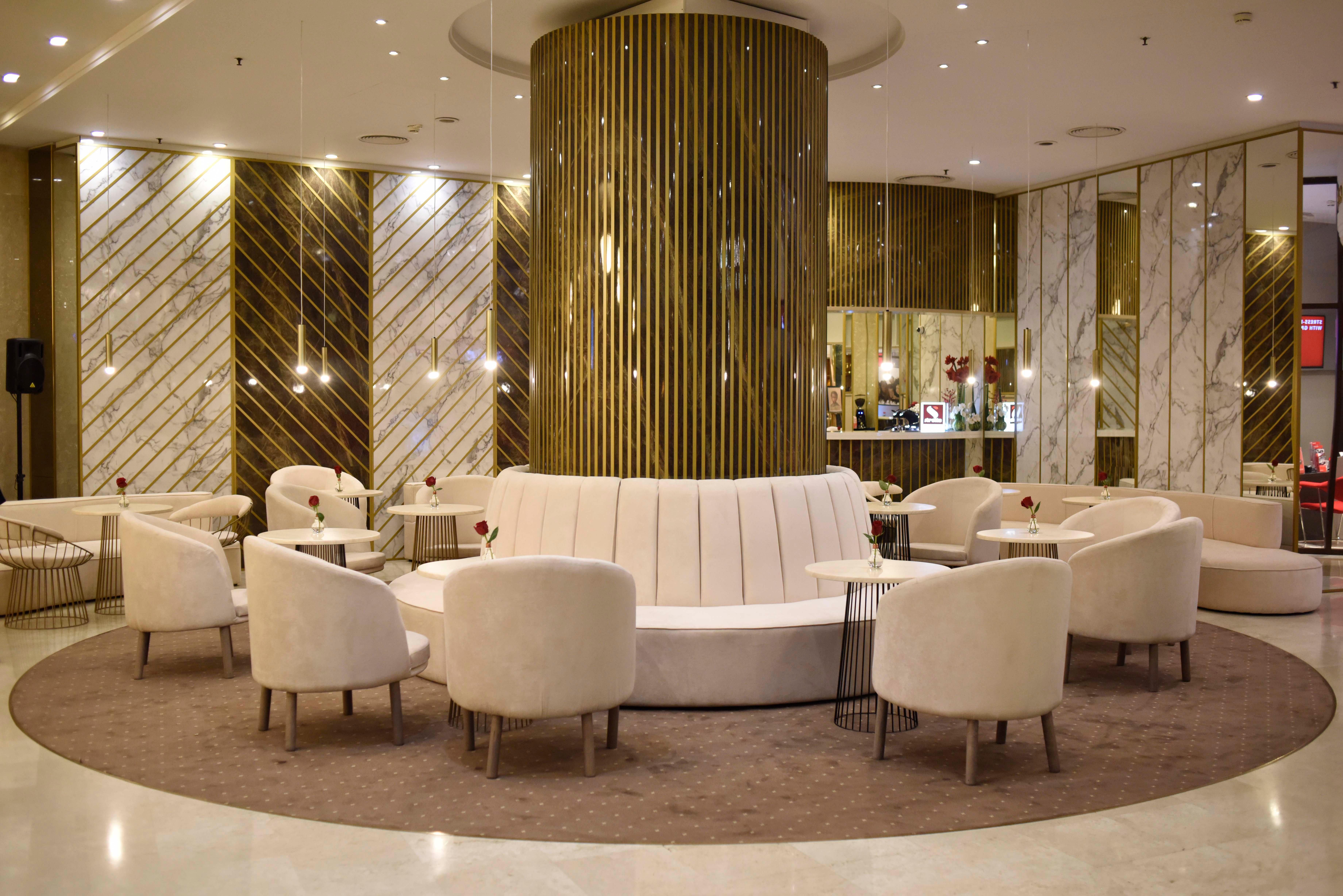 Intercontinental Hotel Bucharest, an IHG Hotel Esterno foto The lobby of the hotel