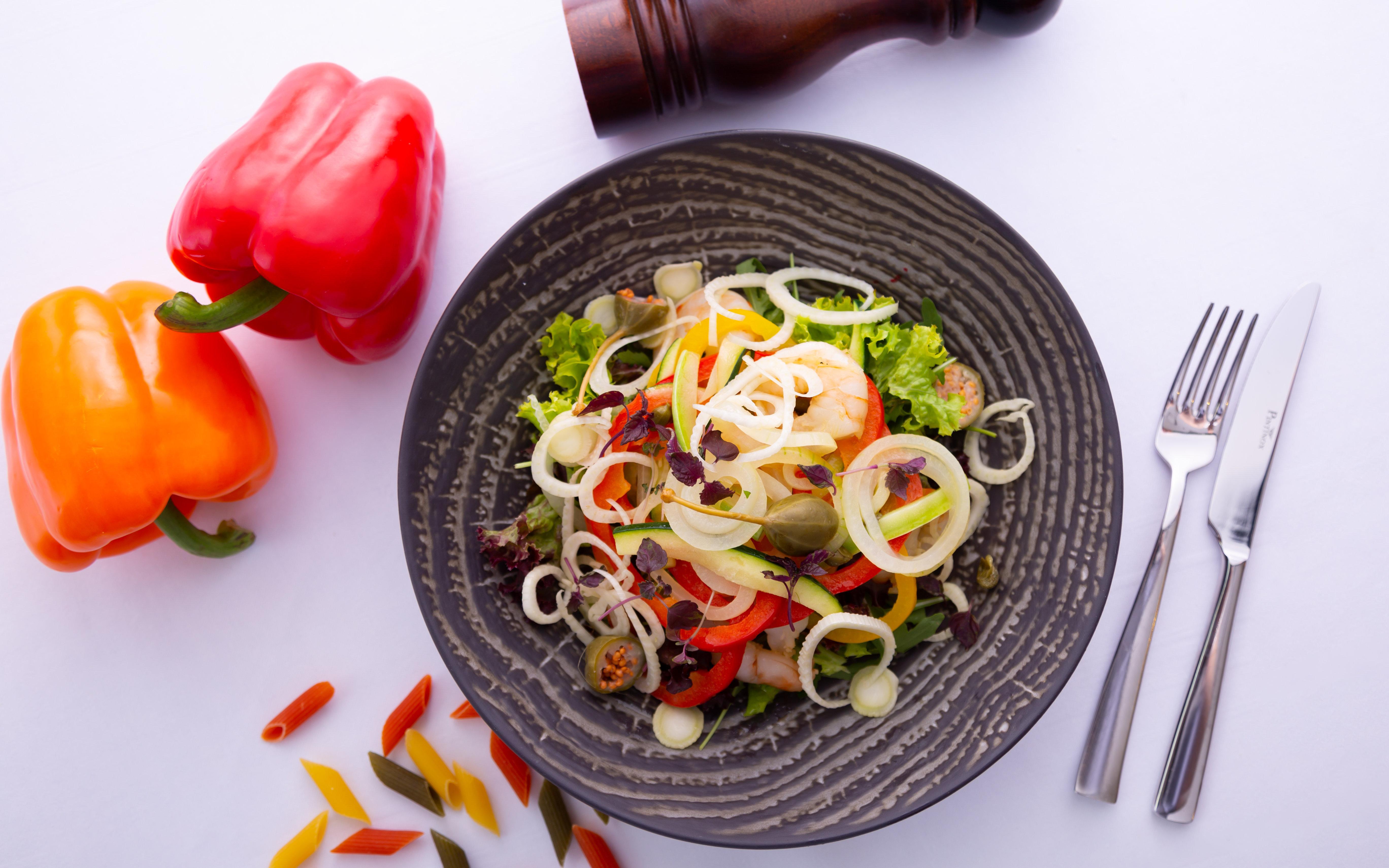 Intercontinental Hotel Bucharest, an IHG Hotel Esterno foto A salad