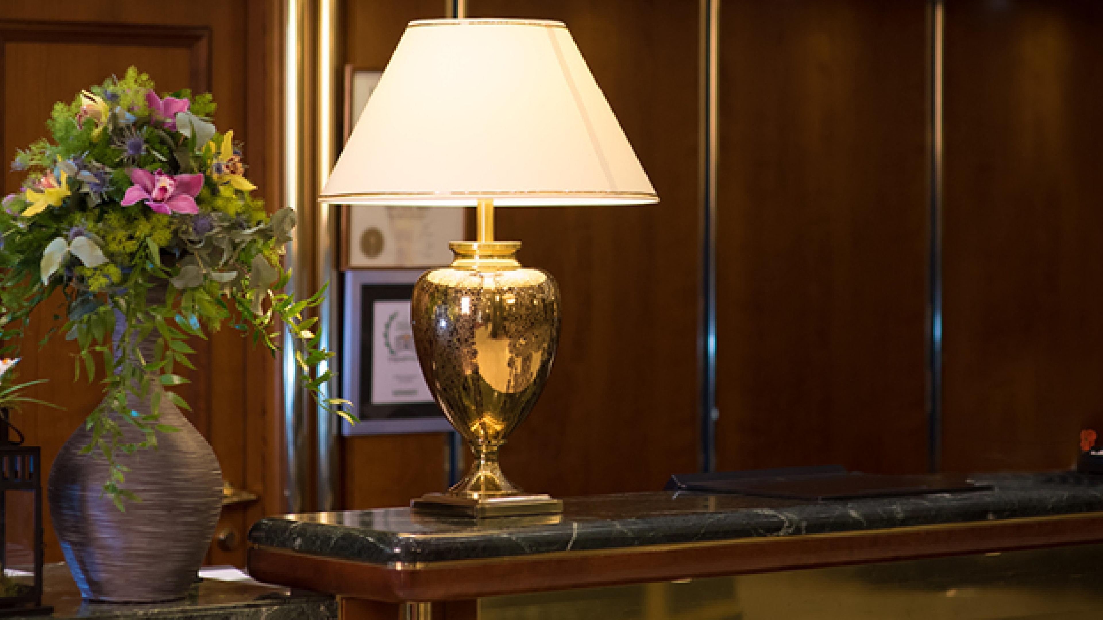 Intercontinental Hotel Bucharest, an IHG Hotel Esterno foto A table lamp