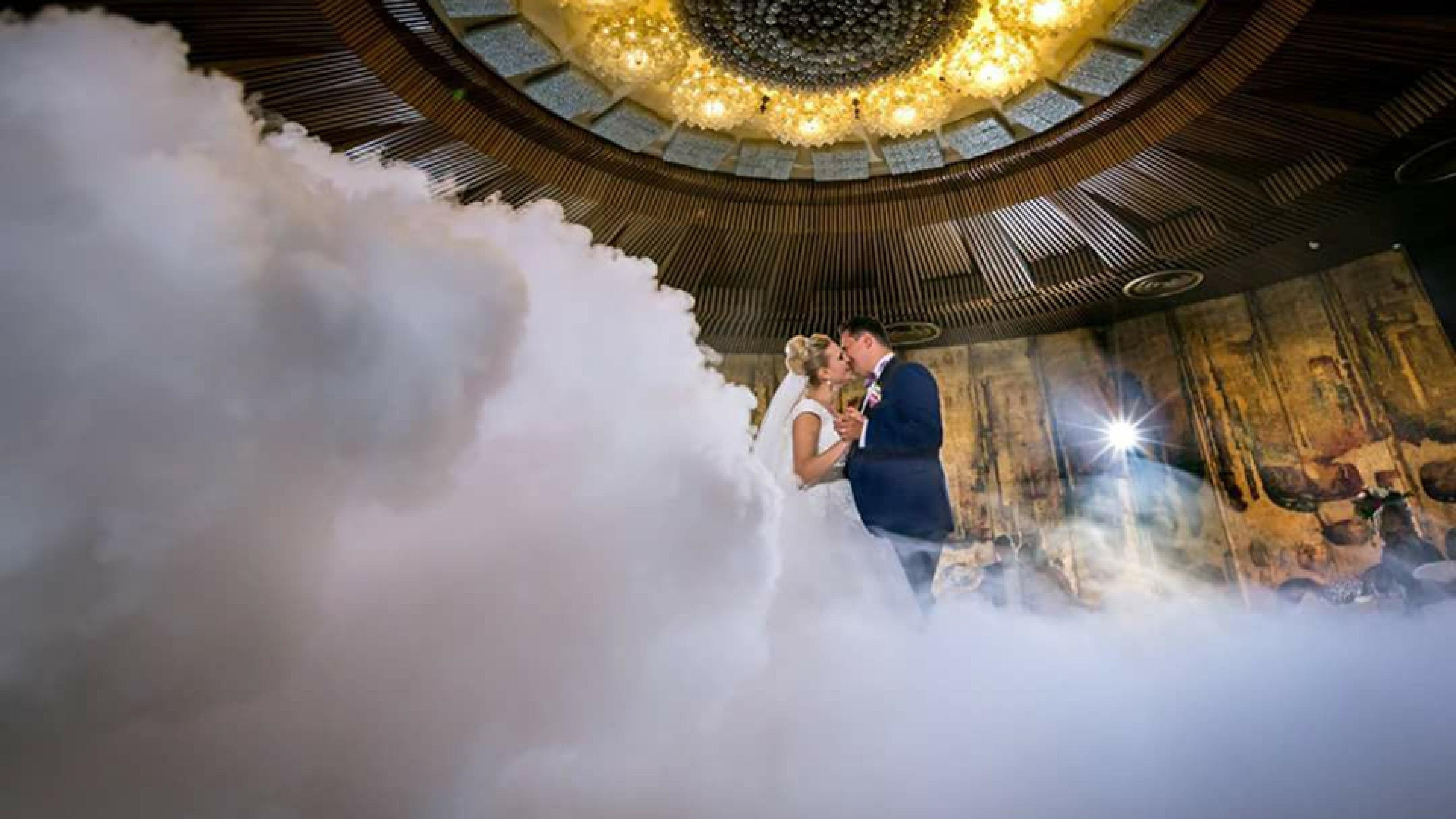 Intercontinental Hotel Bucharest, an IHG Hotel Esterno foto Wedding couple in the elevator