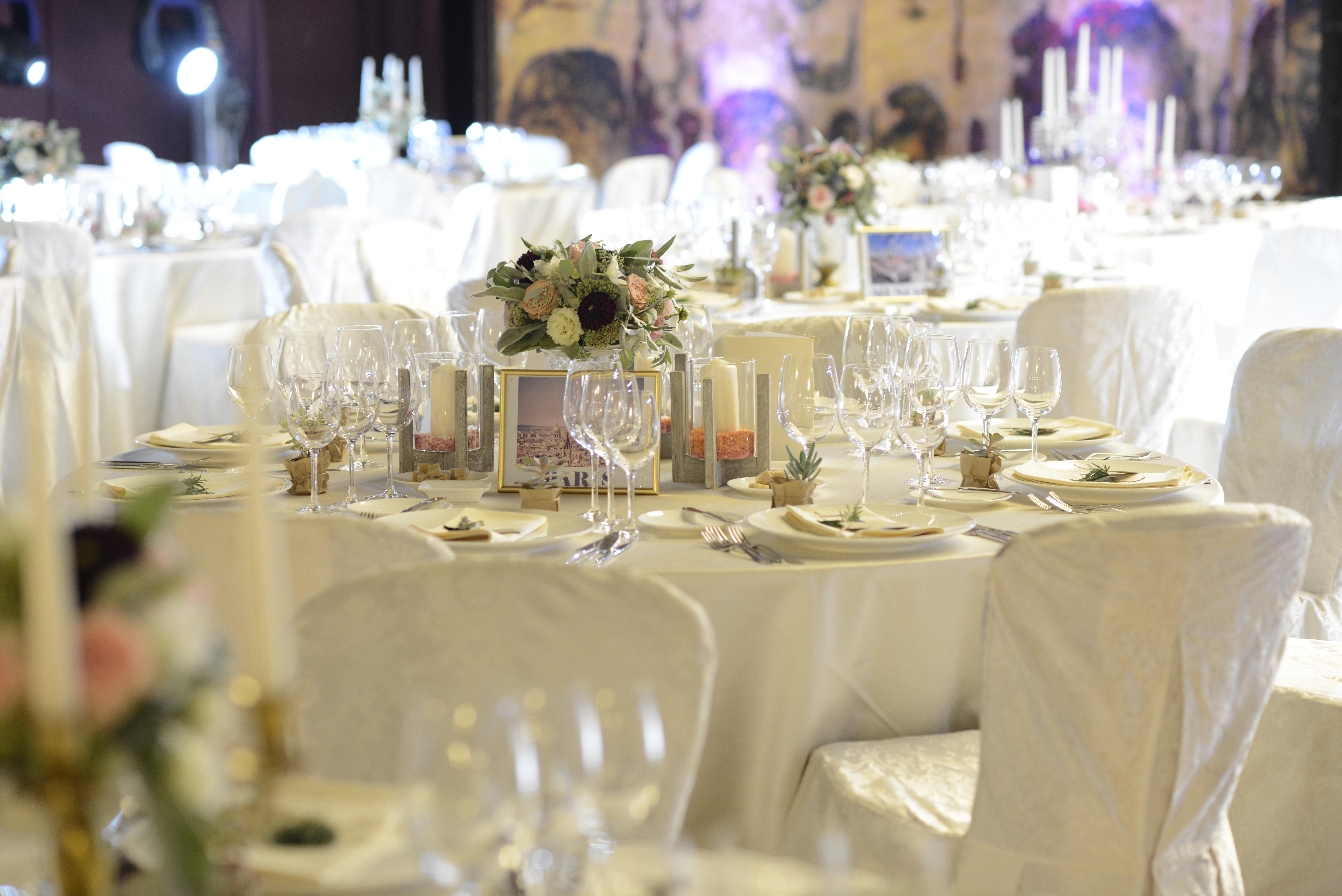 Intercontinental Hotel Bucharest, an IHG Hotel Esterno foto A table set for a formal dinner