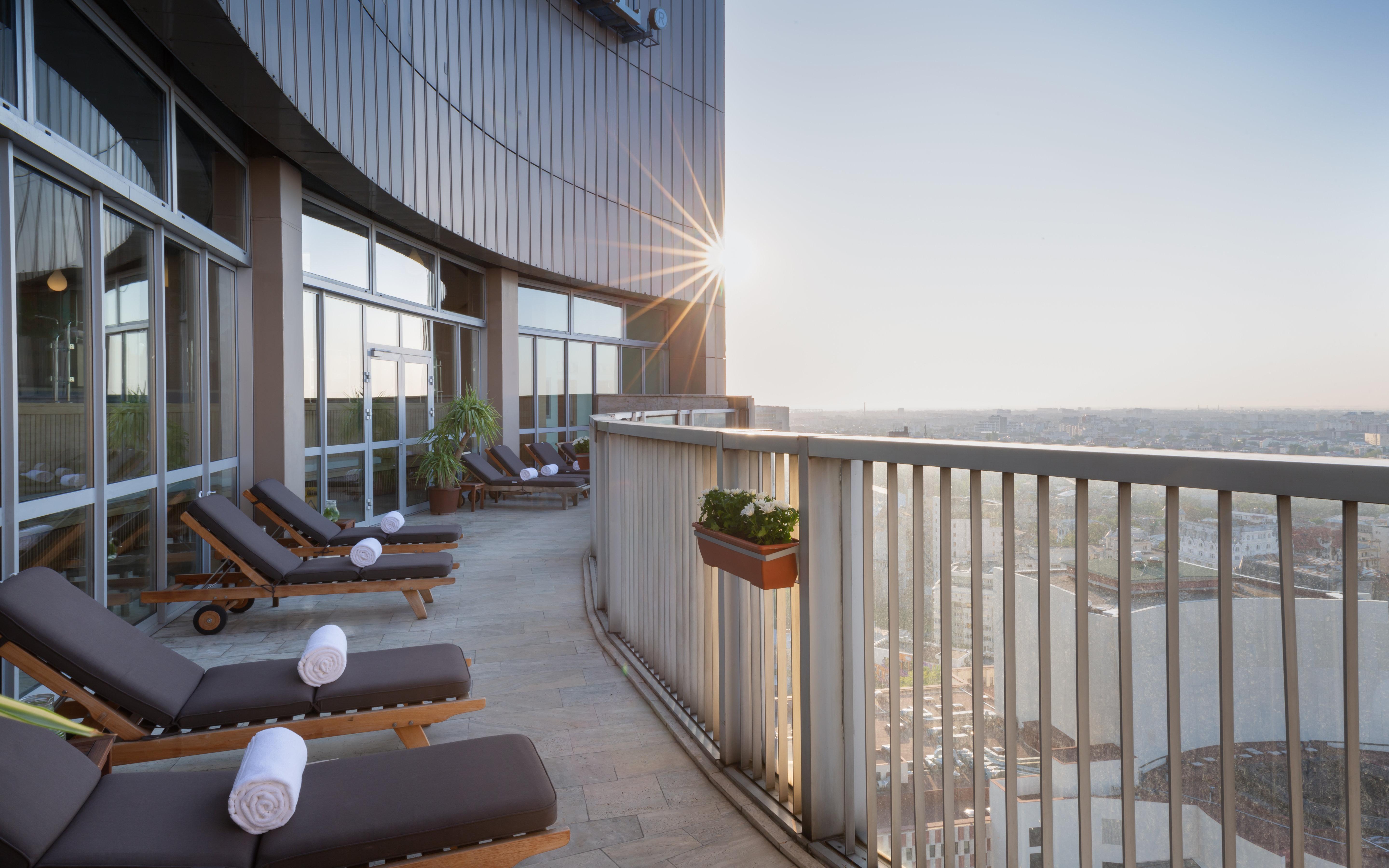 Intercontinental Hotel Bucharest, an IHG Hotel Esterno foto The rooftop pool at The Ivy Hotel