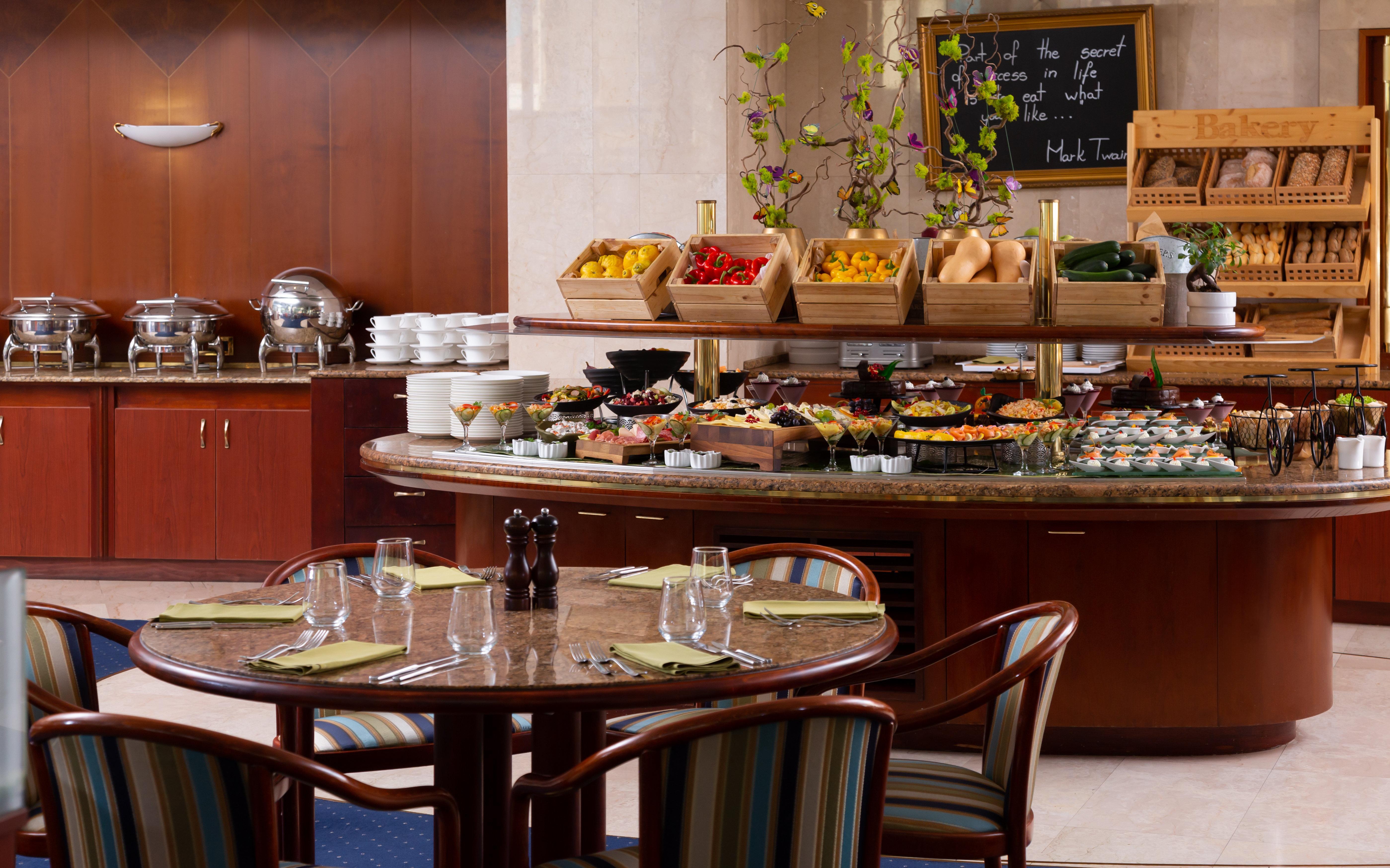 Intercontinental Hotel Bucharest, an IHG Hotel Esterno foto A buffet at a hotel