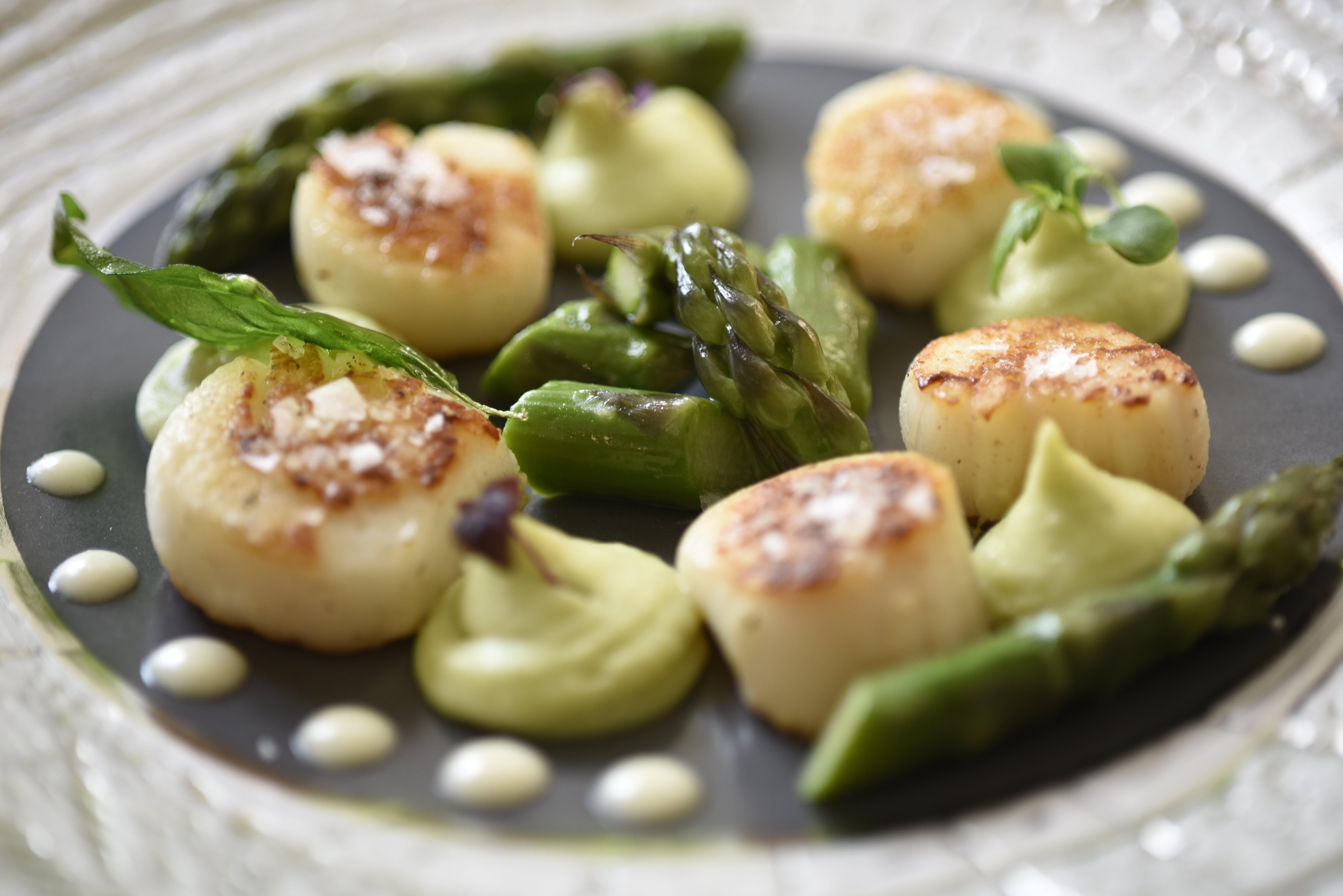 Intercontinental Hotel Bucharest, an IHG Hotel Esterno foto Scallops with asparagus and artichokes