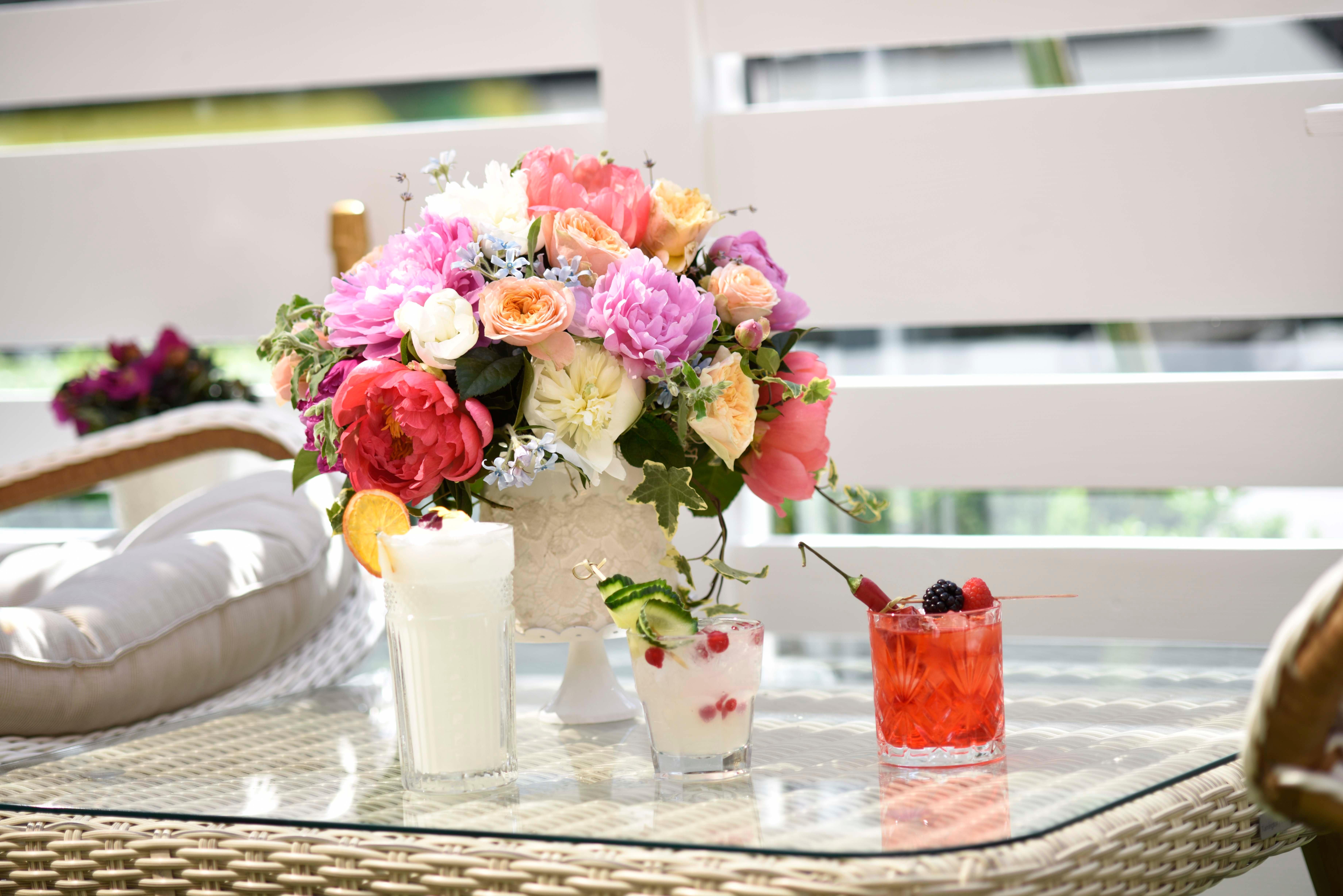 Intercontinental Hotel Bucharest, an IHG Hotel Esterno foto A bellini (right) and a spritz (left)