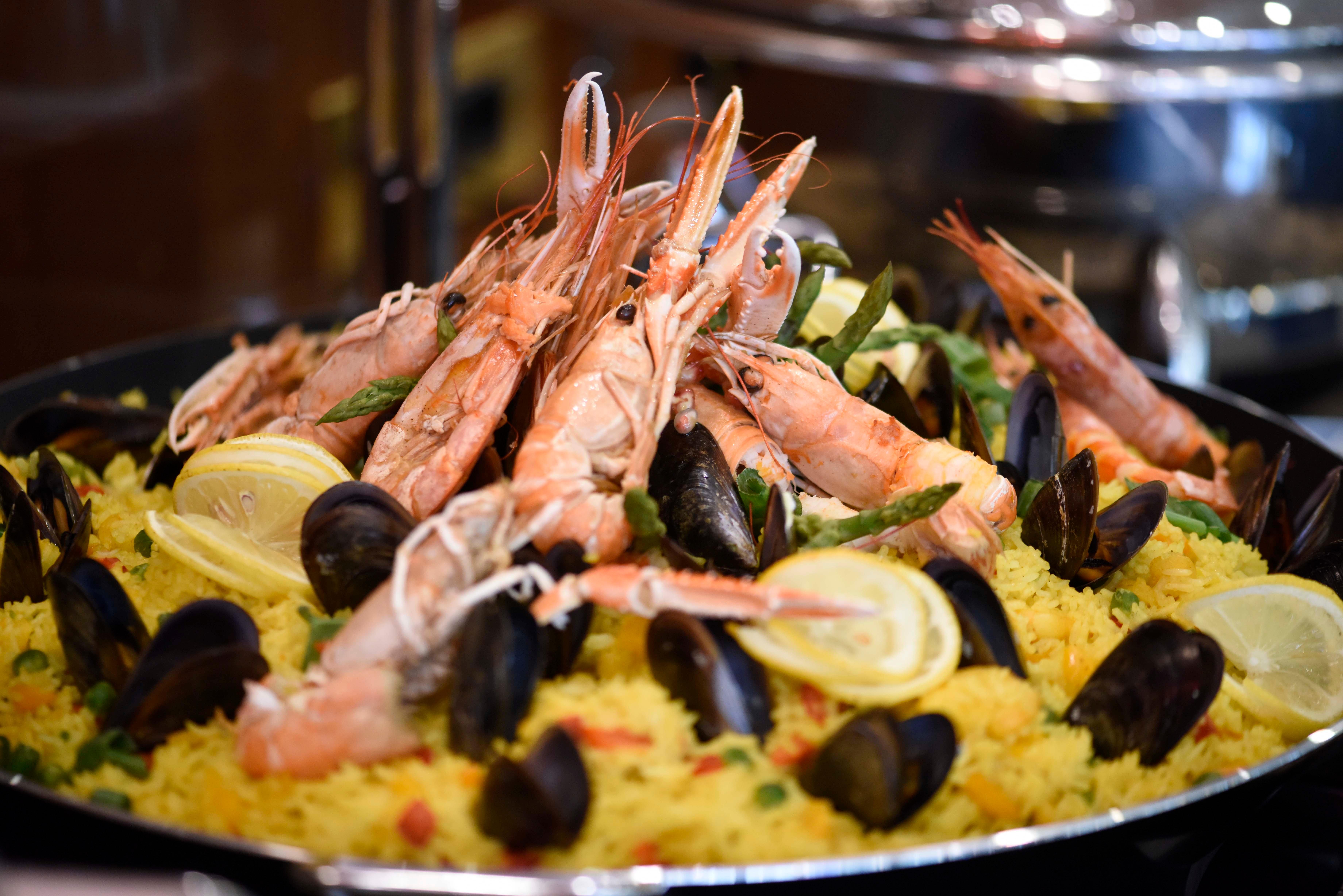 Intercontinental Hotel Bucharest, an IHG Hotel Esterno foto Seafood paella