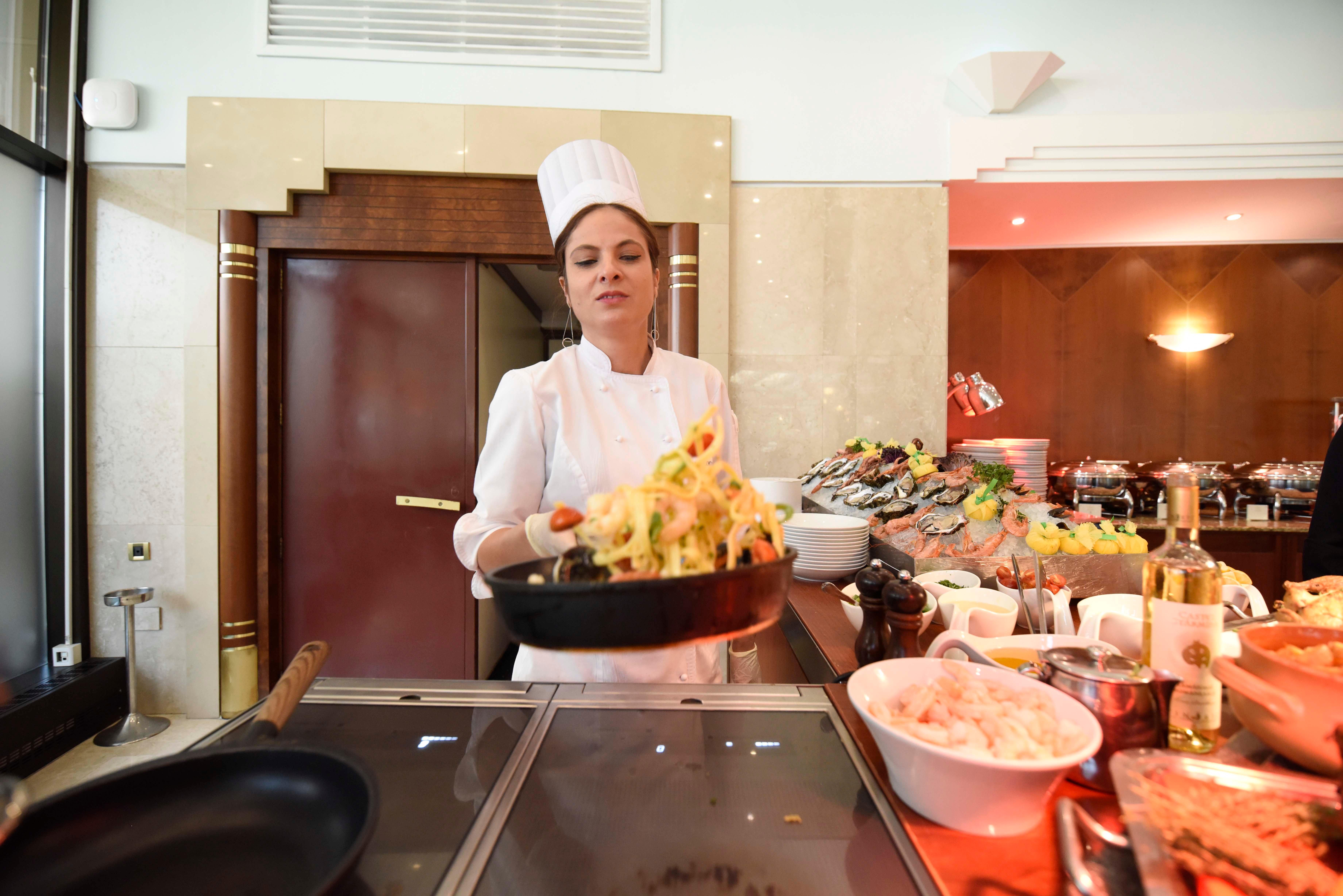 Intercontinental Hotel Bucharest, an IHG Hotel Esterno foto A female chef working in a hotel kitchen