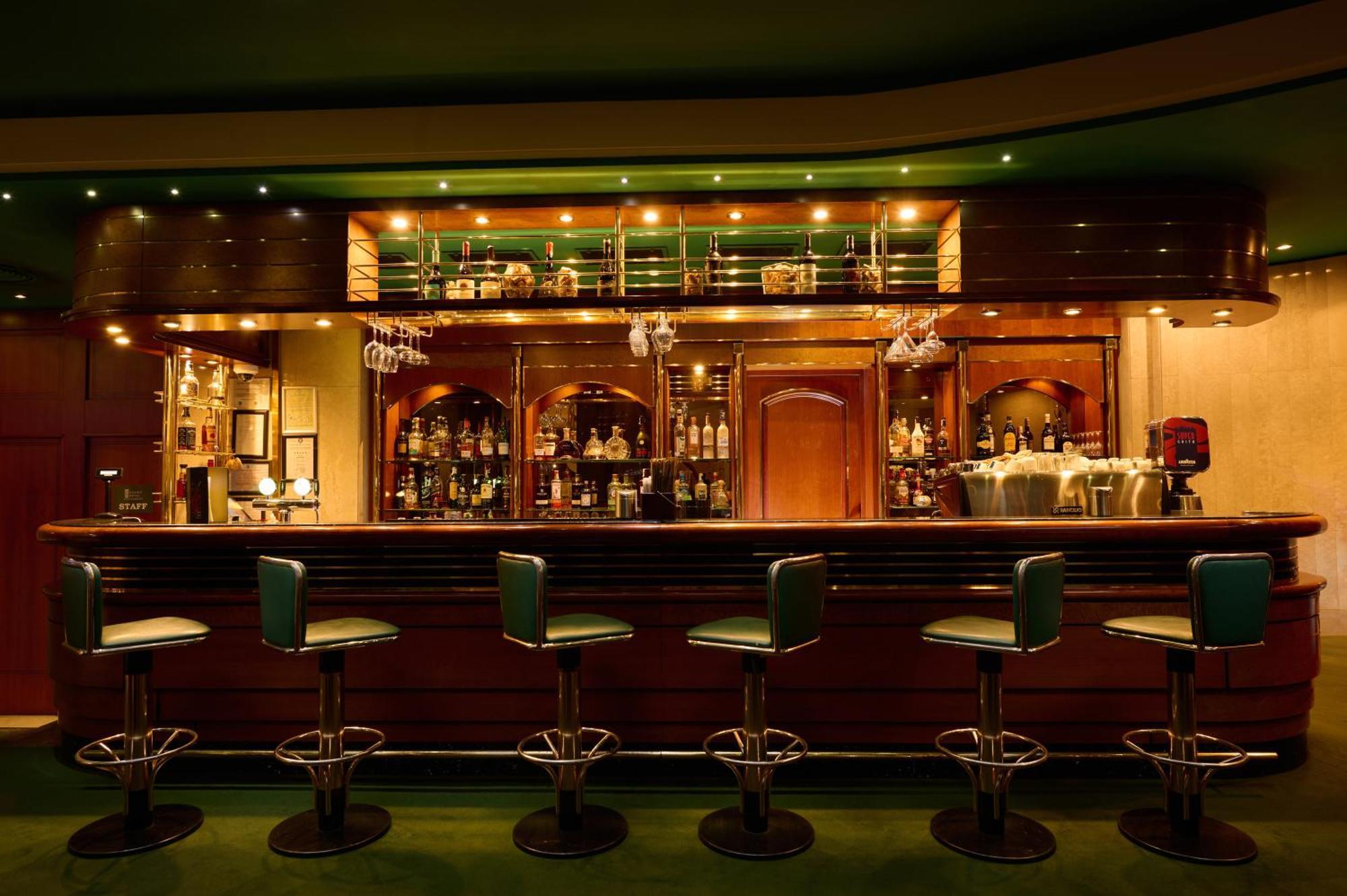 Intercontinental Hotel Bucharest, an IHG Hotel Esterno foto The bar at the 1930s-themed bar, The Green Room