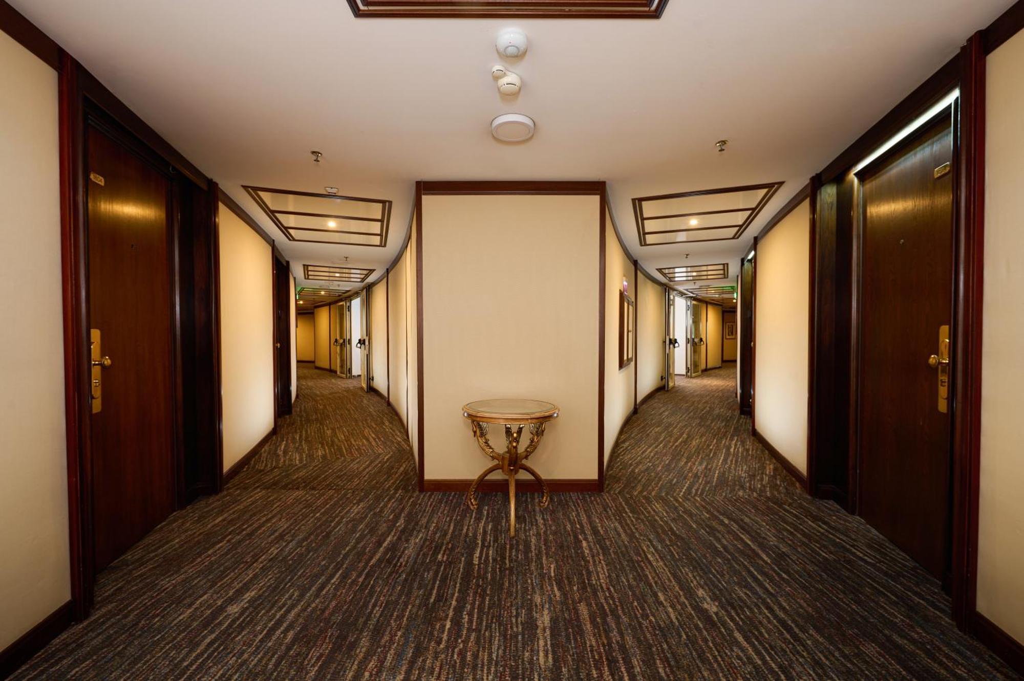 Intercontinental Hotel Bucharest, an IHG Hotel Esterno foto A corridor in a hotel