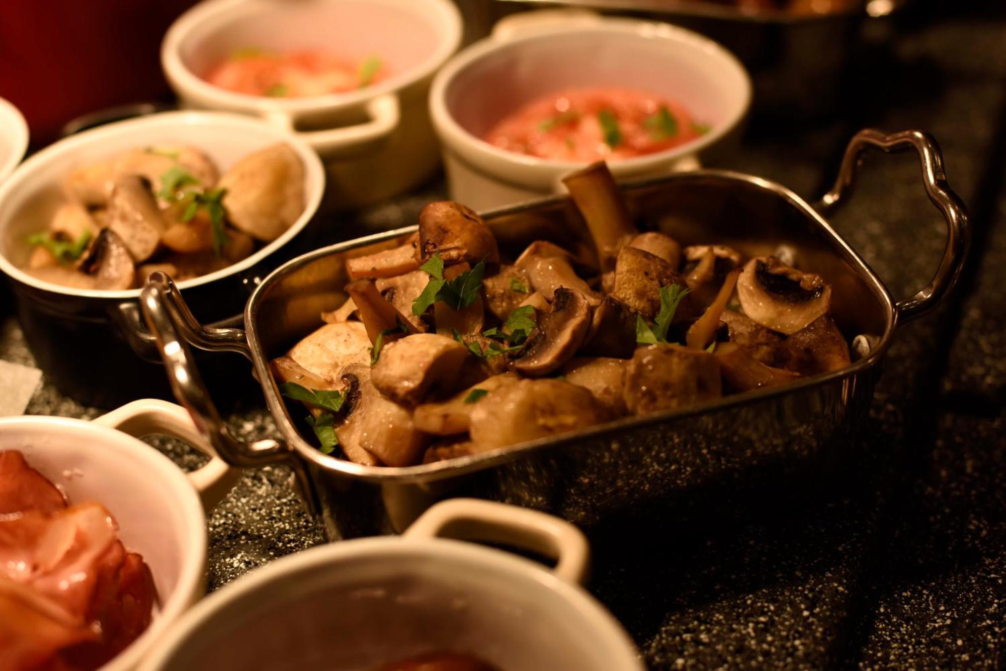 Intercontinental Hotel Bucharest, an IHG Hotel Esterno foto A selection of side dishes