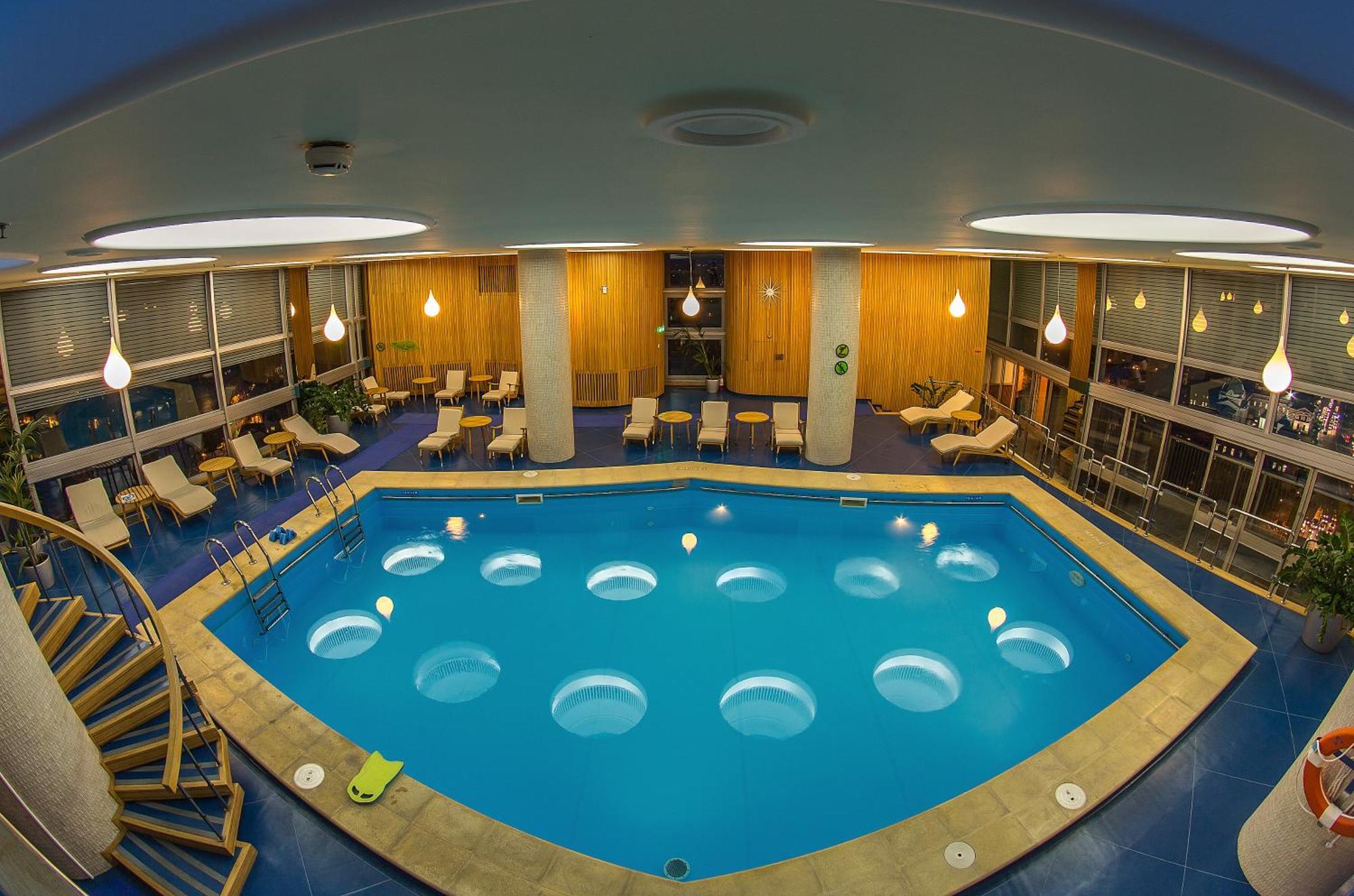 Intercontinental Hotel Bucharest, an IHG Hotel Esterno foto The swimming pool at the hotel