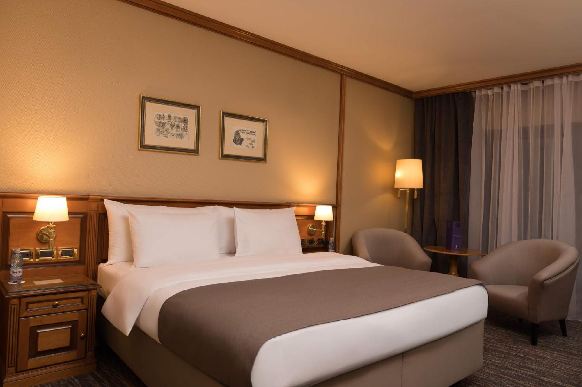 Intercontinental Hotel Bucharest, an IHG Hotel Esterno foto A room at the hotel
