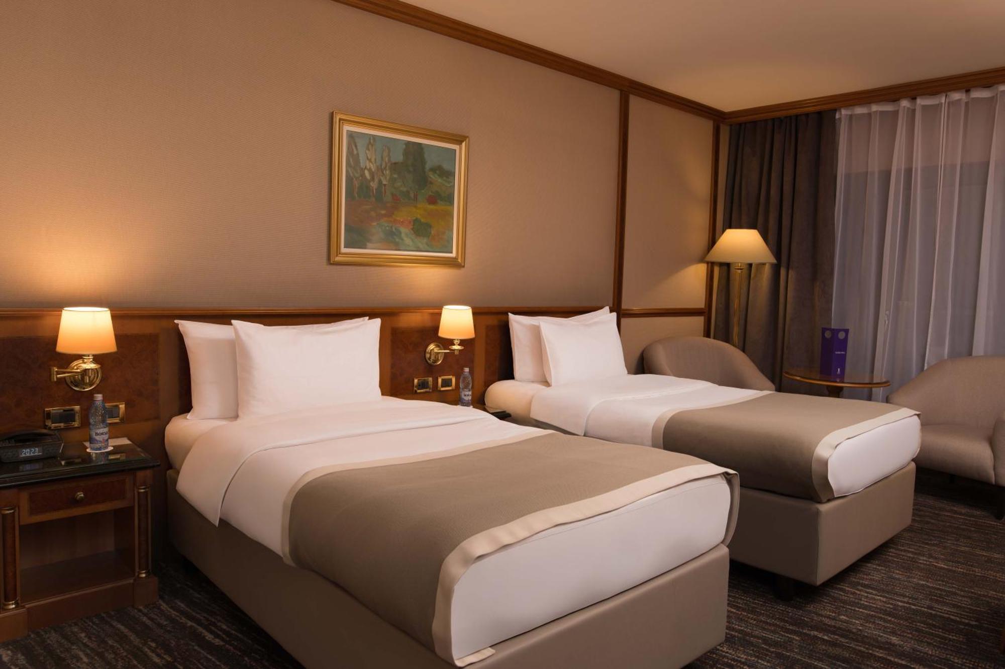 Intercontinental Hotel Bucharest, an IHG Hotel Esterno foto A room at the hotel