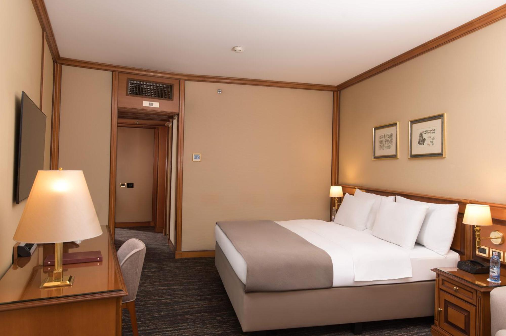 Intercontinental Hotel Bucharest, an IHG Hotel Esterno foto A room at the hotel