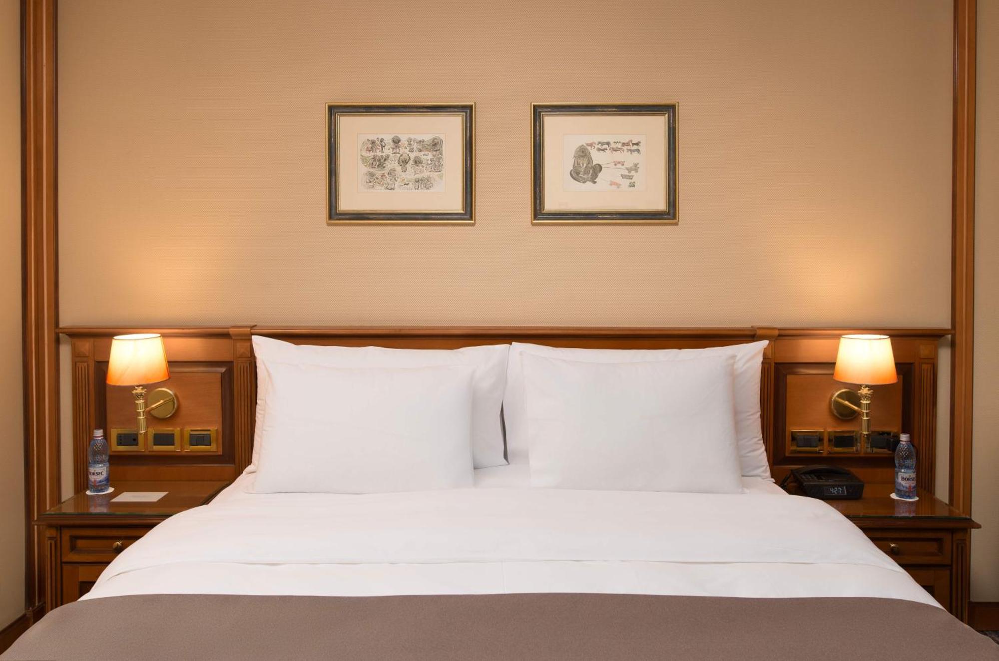 Intercontinental Hotel Bucharest, an IHG Hotel Esterno foto A bed